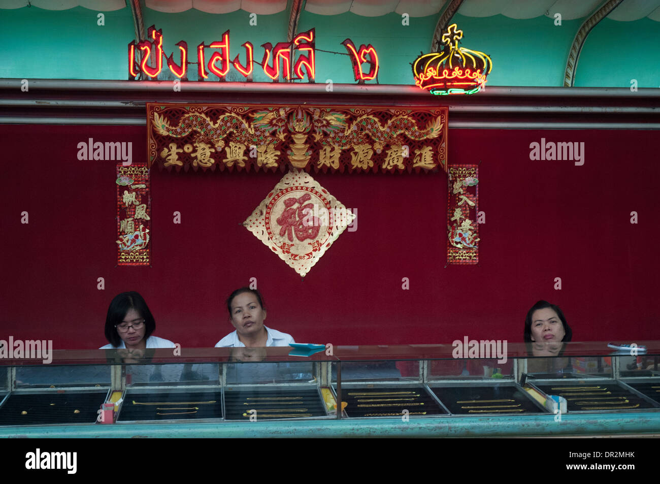 Le personnel du comptoir à un orfèvre store à Bangkok, comme Chinatown se prépare pour le Nouvel An Chinois, 2014, l'année du cheval Banque D'Images