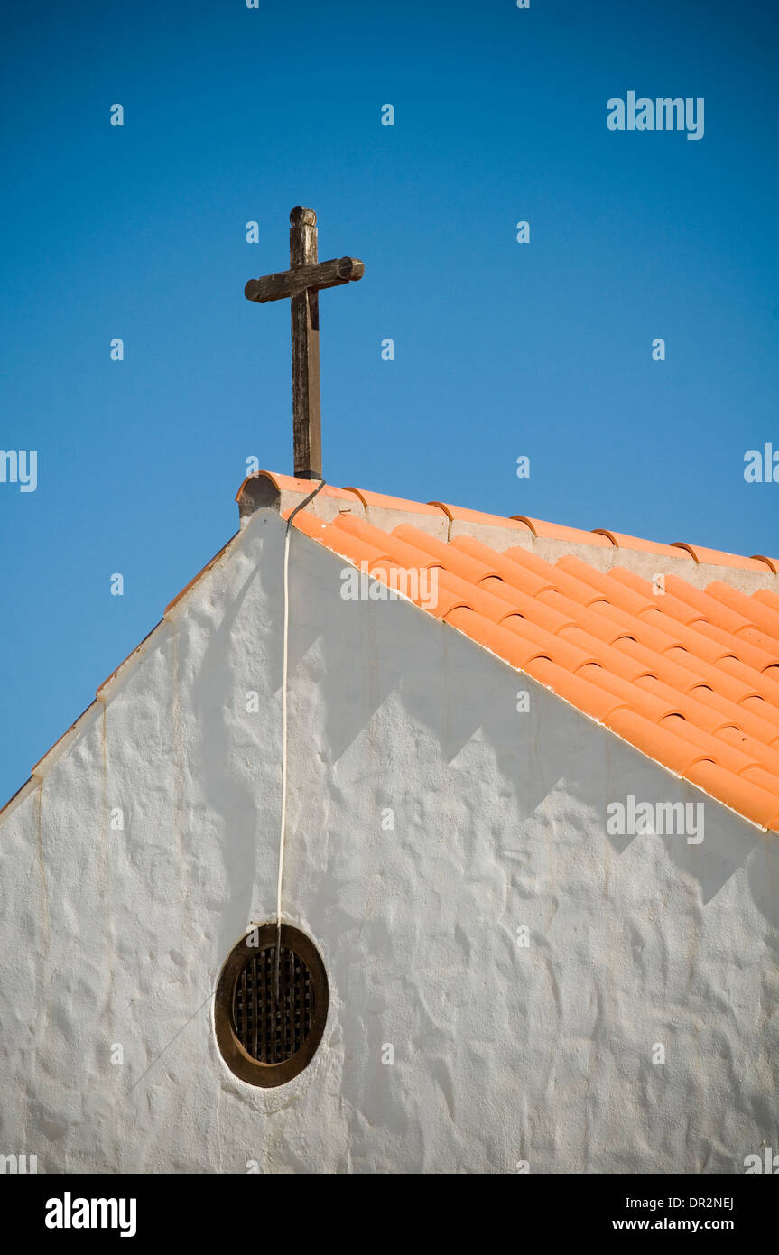 Espagnol rural église églises religion croix espagne ski skis bleu contre le catholicisme catholique sans ornement simple fai Banque D'Images