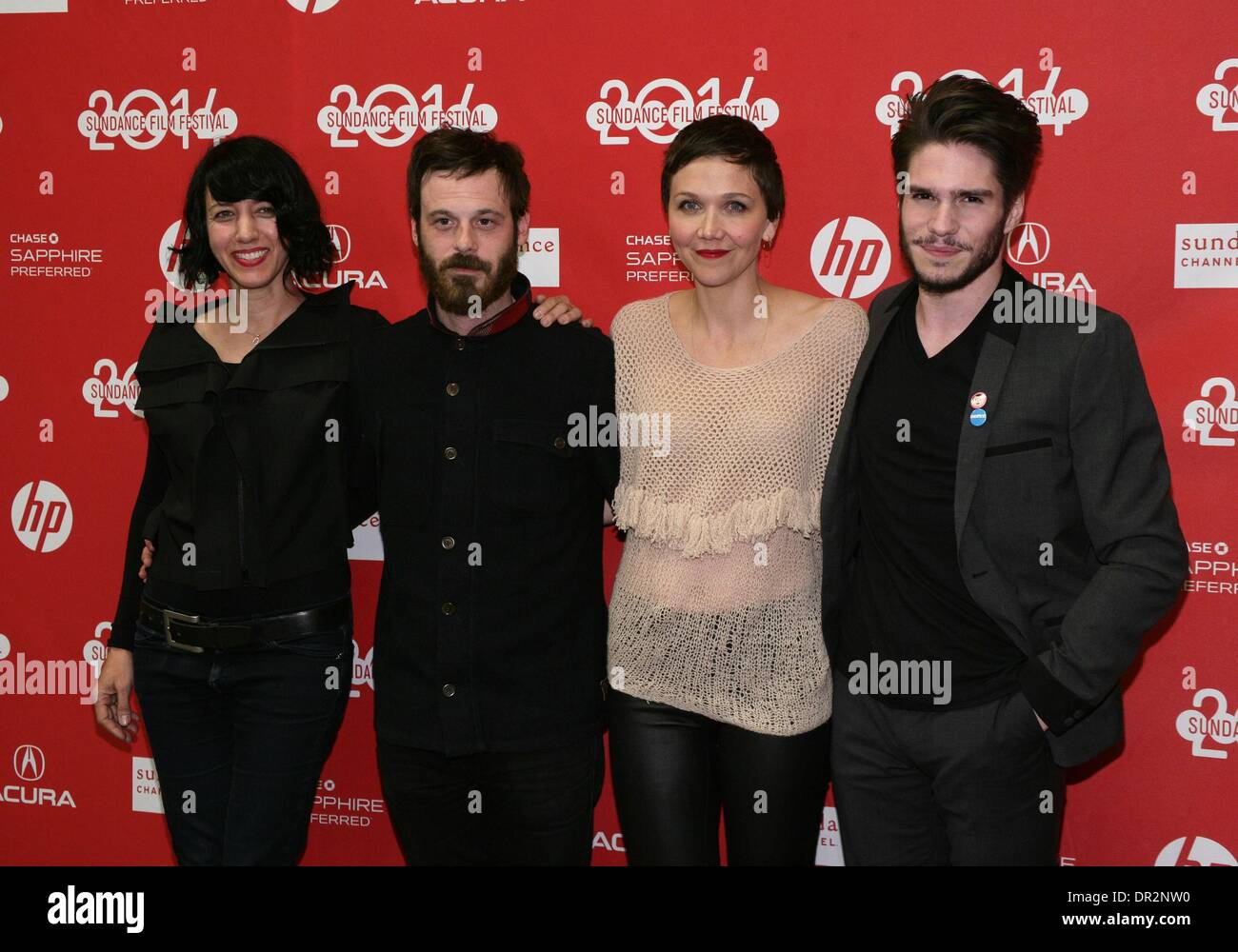 Park City, Utah, USA. 17 Jan, 2014. Carla Azar, Scoot McNairy, Maggie Gyllenhaal, François au civil pour des arrivées FRANK en première mondiale au Festival du Film de Sundance 2014, le théâtre Eccles, Park City, UT 17 Janvier, 2014. Credit : James Atoa/Everett Collection/Alamy Live News Banque D'Images