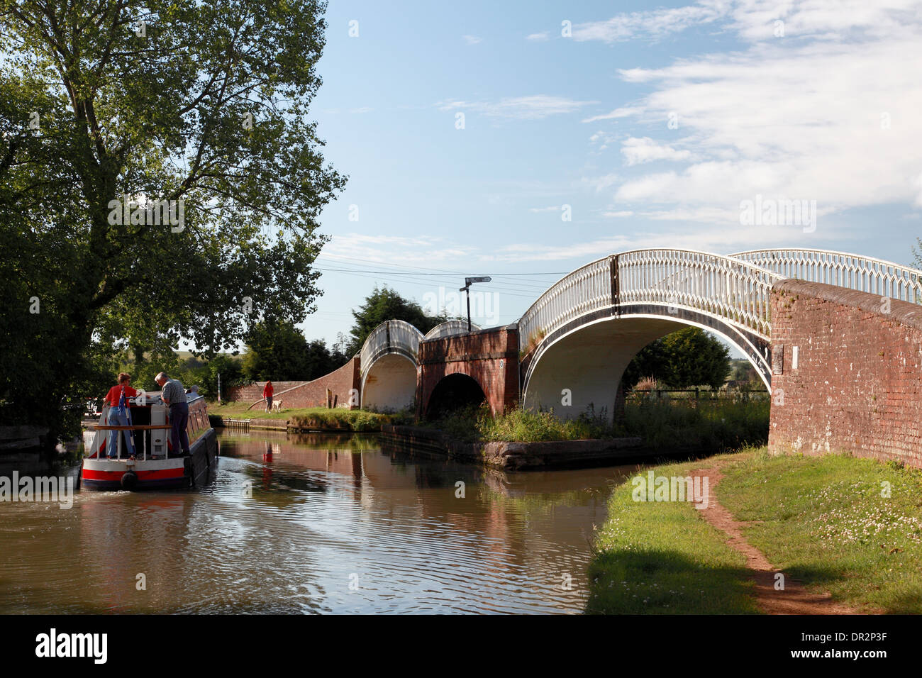 L'élégante chambre double ponts en fer à Braunston tour où le canal d'Oxford sur la droite répond aux Grand Union Canal à l'extrême la lef Banque D'Images
