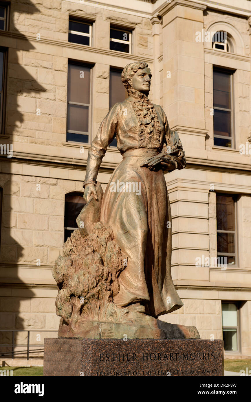 Statue de Esther Hobart Morris, la première femme juge de paix dans les Etats-Unis, en face de la Wyoming State Capitol building. Banque D'Images