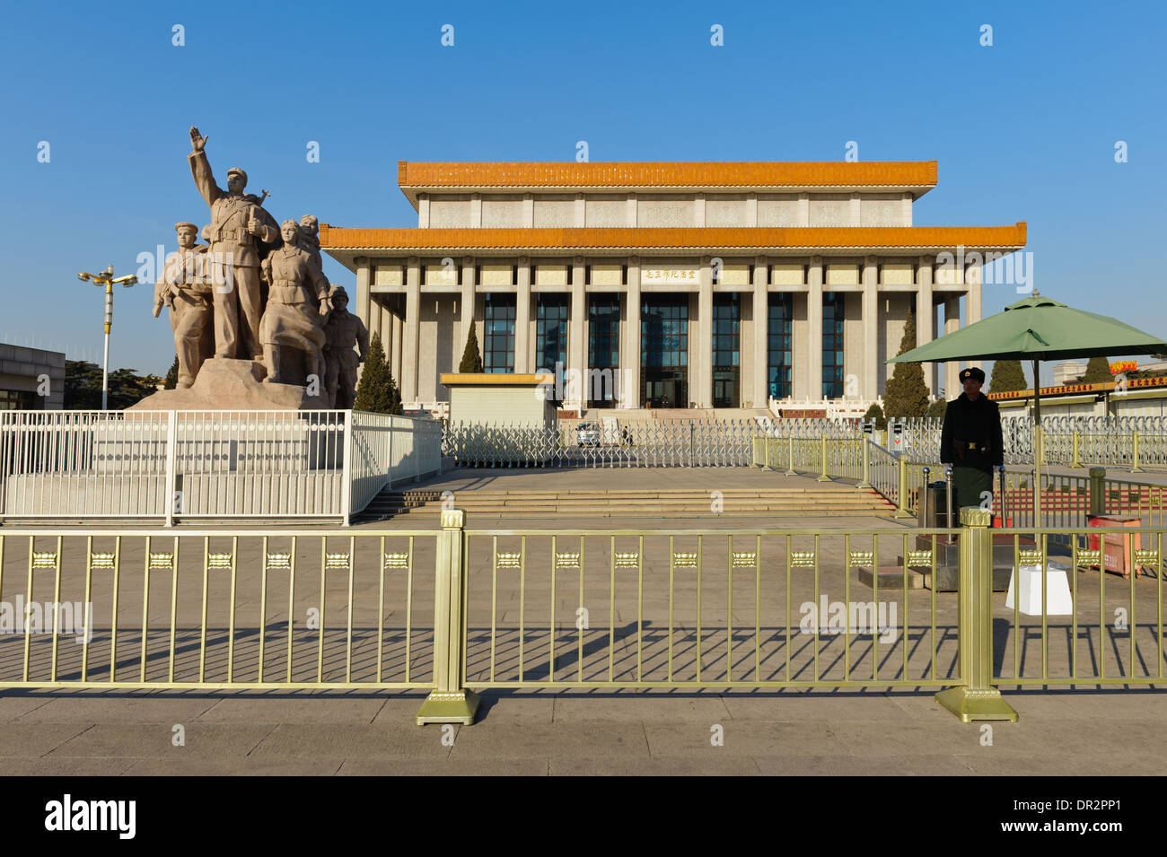 Garde côtière canadienne et sculptures héroïques devant le mausolée de Mao Zedong. Beijing, Chine. Banque D'Images