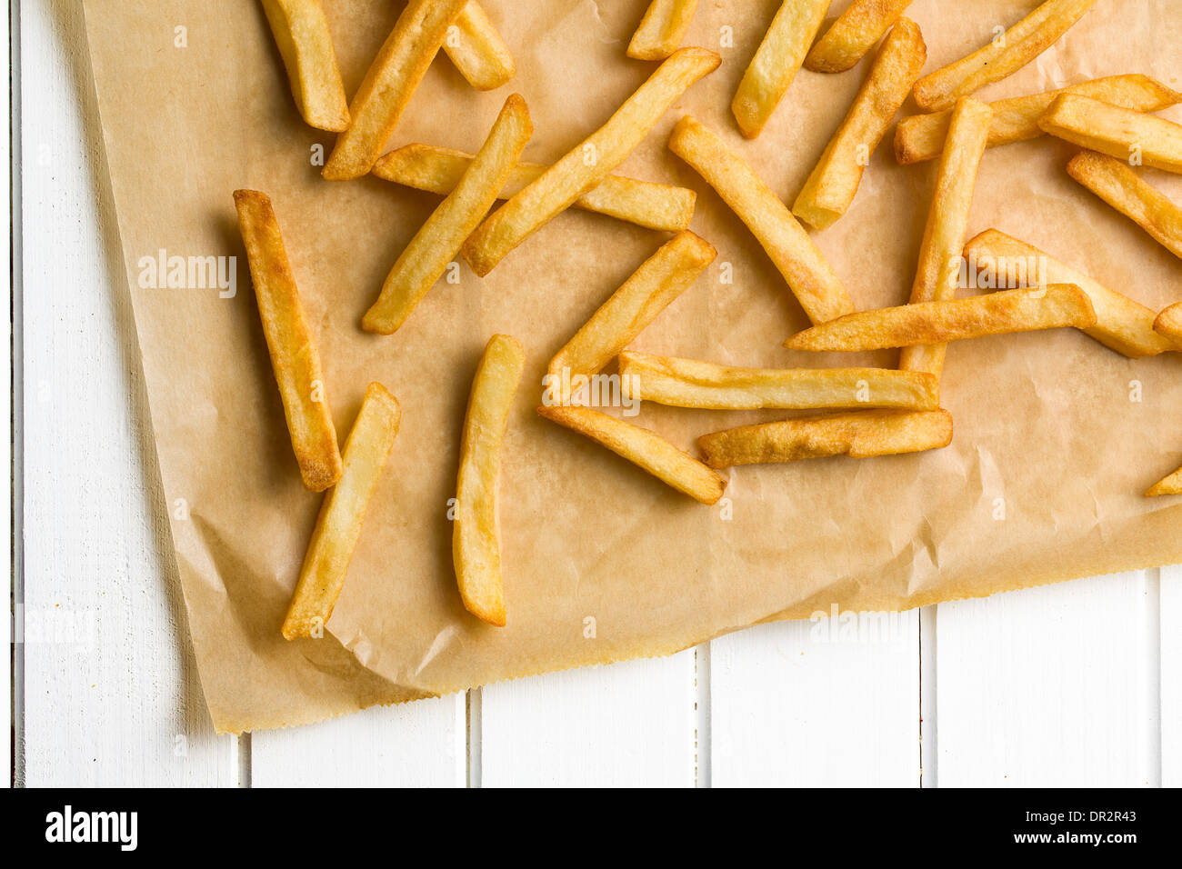 Vue de dessus de frites sur du papier sulfurisé Banque D'Images