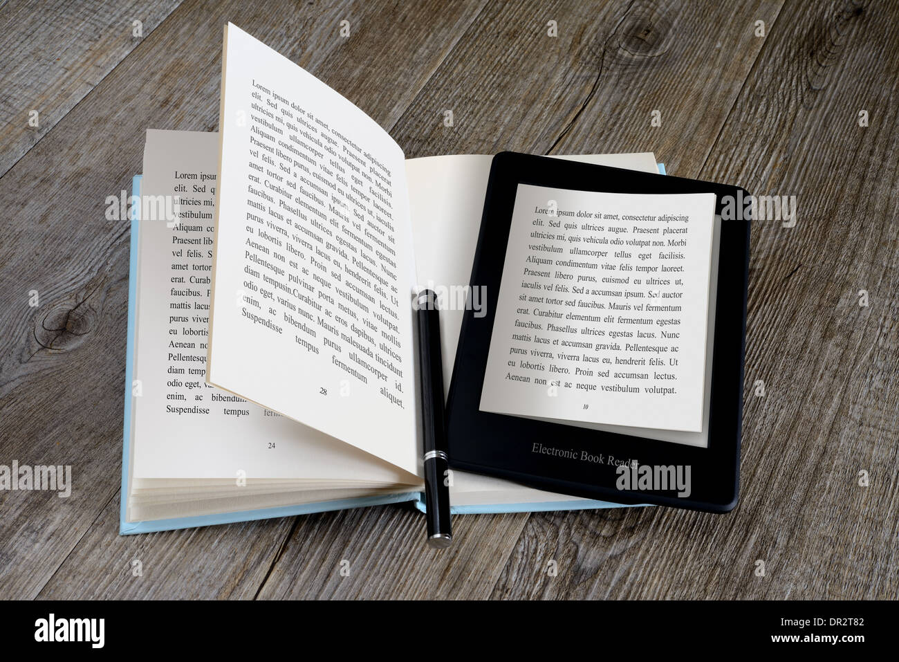 Lecteur de livre électronique moderne sur livre sur table en bois Banque D'Images