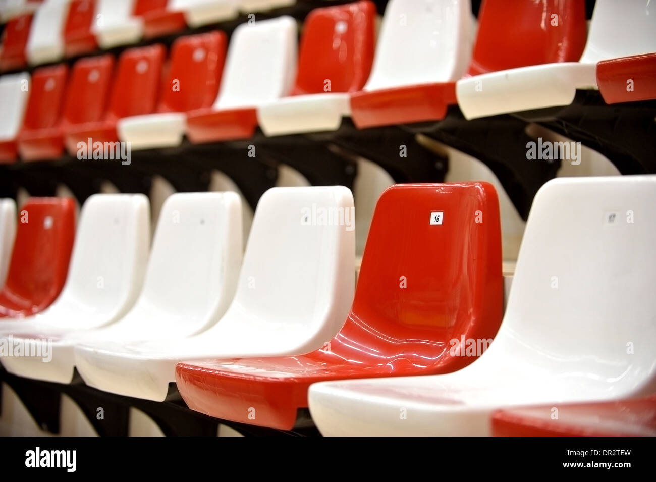 Rouge et blanc vide intérieur sièges sport arena stadium Banque D'Images