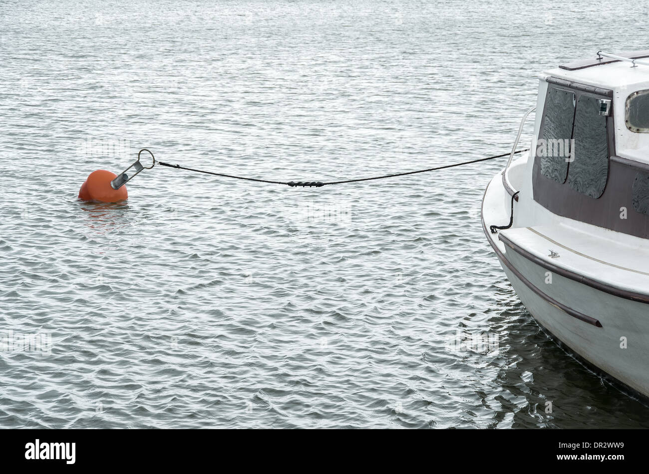 Bateau blanc sur l'eau en flottant avec harbour bouée rouge et noir corde Banque D'Images