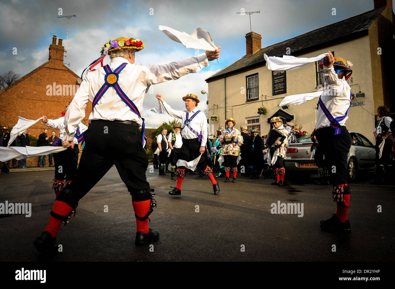 Leamington Hastings, Warwickshire, Royaume-Uni. 18 janvier, 2014. Les troupes de Morris Men se rassemblent dans le village de Leamington Hastings pour exécuter des danses à l'extérieur, pubs Wassailing afin d'améliorer la récolte des pommes à cidre pour l'année à venir. Crédit : Jamie Gray/Alamy Live News Banque D'Images