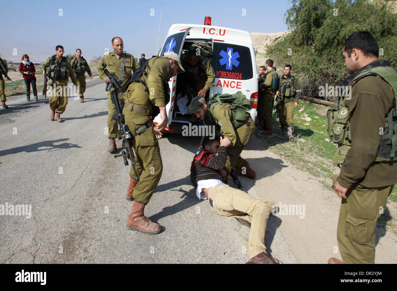 Naplouse, Cisjordanie . 18 janvier, 2014. Les soldats israéliens l'arrestation d'un manifestant palestinien au cours d'une manifestation contre le projet israélien d'annexer les colonies juives de la vallée du Jourdain palestinienne d'être une partie officielle de l'état juif en Jeftlek village près de vallée du Jourdain en Cisjordanie, le 18 janvier 2014. Source : Xinhua/Alamy Live News Banque D'Images