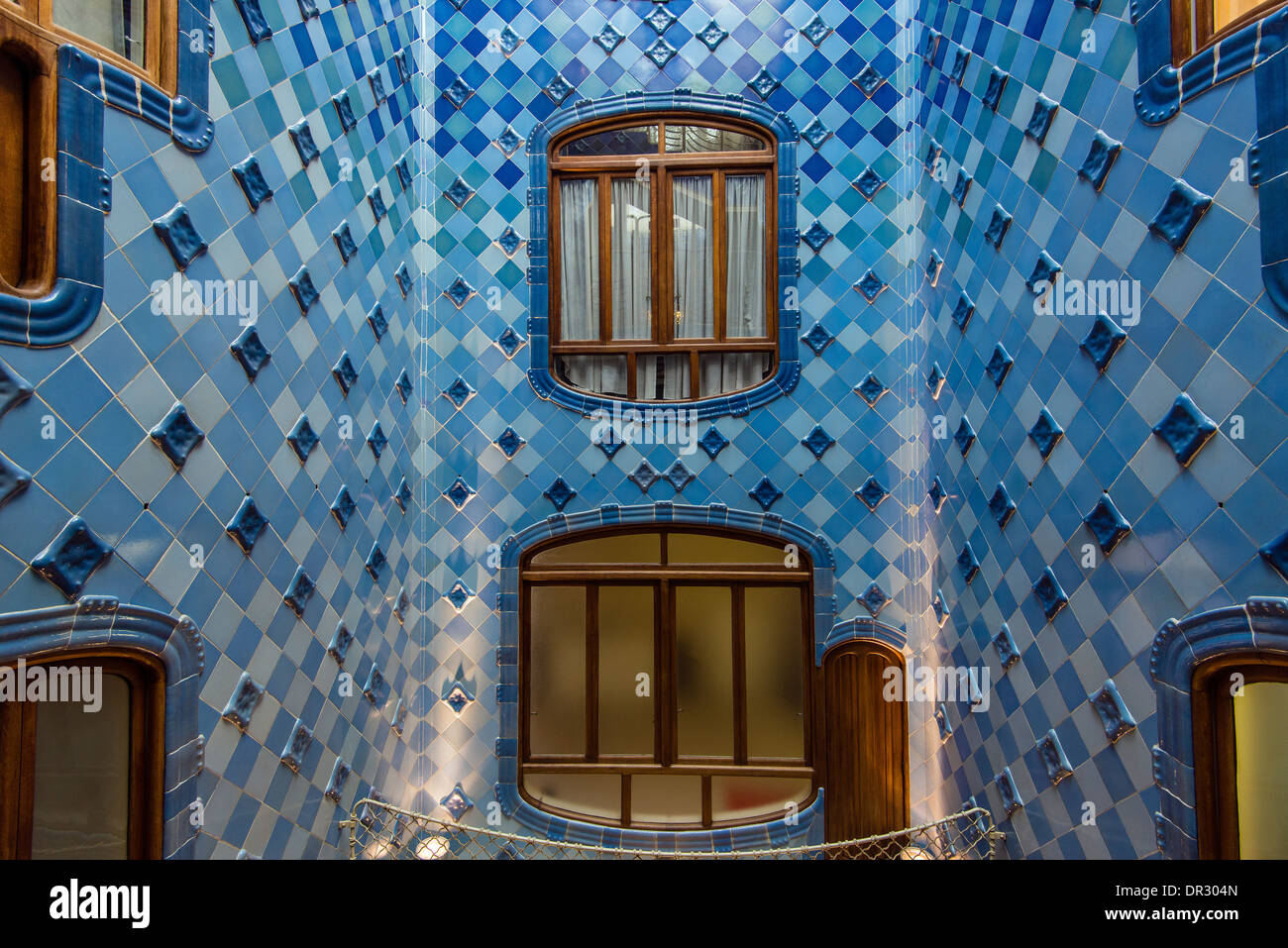 La lumière centrale bien à l'intérieur de la Casa Batlló, Barcelone, Catalogne, Espagne Banque D'Images
