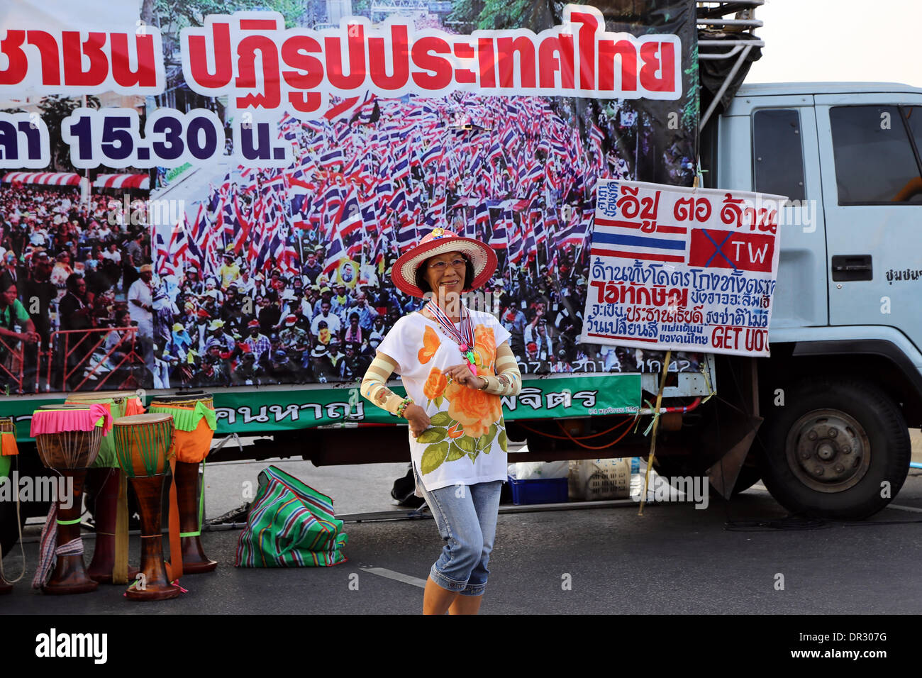 Bangkok, Thaïlande . 18 janvier, 2014. L'un des plus insolites de la protestation 7 est situé sur le Pont Rama VIII traversant le fleuve Chao Phraya. Normalement remplie de trafic qu'il a été converti en camping avec une vue magnifique et des animations. Des dizaines de milliers de manifestants ont perturbé la circulation aux principaux carrefours et ont marché sur les bureaux gouvernementaux de la Thaïlande est grand et agité comme capitale cette semaine. Les protestations, appelé 'Arrêt' Bangkok, a commencé lundi 13 janvier sans incident grave. Crédit : Igor Prahin/Alamy Live News Banque D'Images