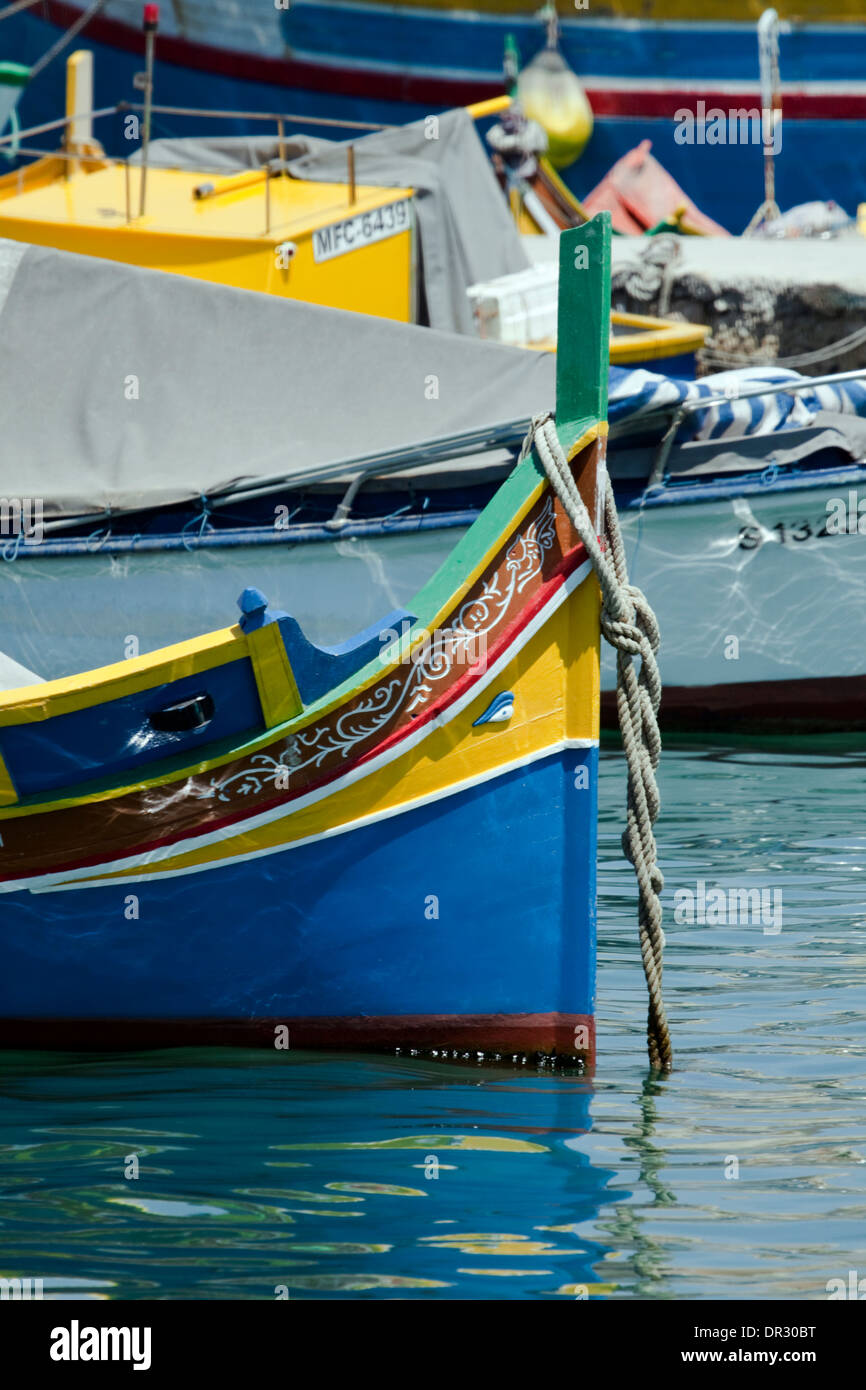 Luzzu traditionnels bateaux de pêche dans le port de Marsaxlokk Banque D'Images