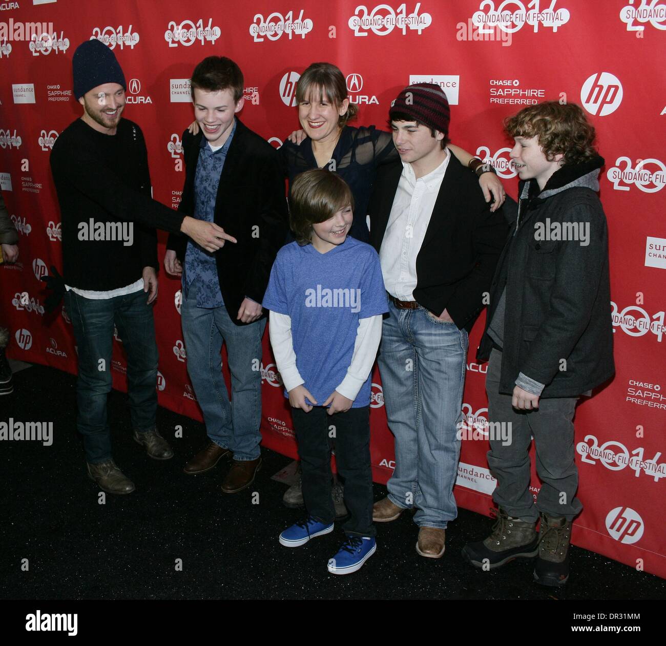 Park City, Utah, USA. 17 Jan, 2014. Aaron Paul, Kat Candler, Josh Wiggins, Camron Owens, Deke Garner, Dylan Cole aux arrivées d'HELLION en première mondiale au Festival du Film de Sundance 2014, Library Theatre Centre, Park City, UT 17 Janvier, 2014. Credit : James Atoa/Everett Collection/Alamy Live News Banque D'Images