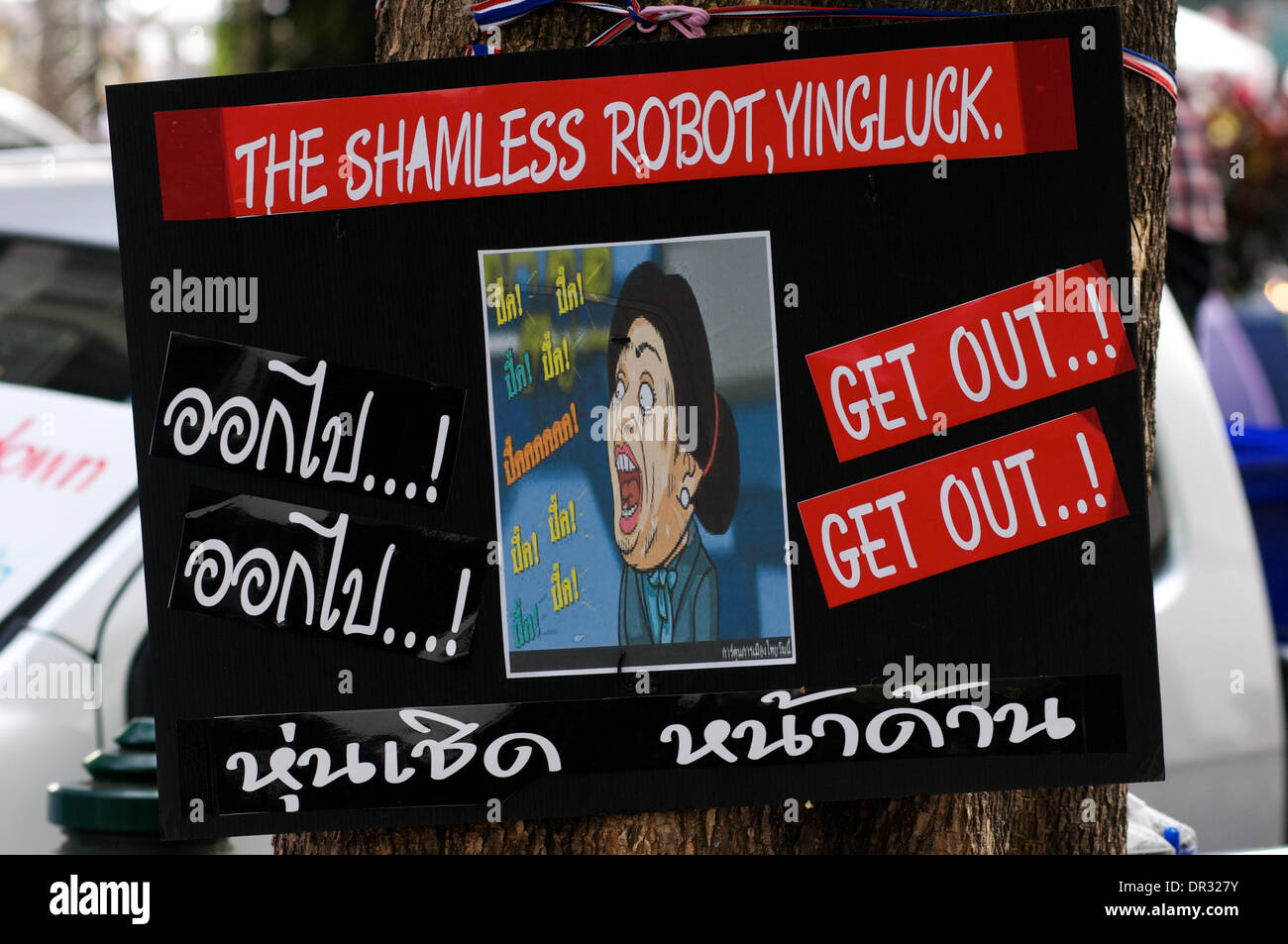 Bangkok, Thaïlande. Le 18 janvier 2014. Une sensation de signe sur la vie politique thaïlandaise satirique attaché à un arbre pendant les manifestations. Après un attentat meurtrier le vendredi à Bangkok, des dizaines de milliers de manifestants sont descendus dans la rue pour réclamer la démission du Premier Ministre thaïlandais Yingluck Shinawatra. 'SHUTDOWN' Bangkok est organisée par le Comité de réforme démocratique du peuple (PDRC). Credit : Kraig Lieb / Alamy Live News Banque D'Images