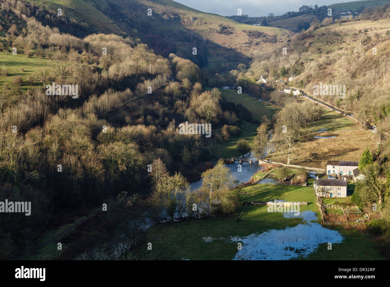 Vue d'Upperdale et Stoney Middleton and Chatsworth de Monsal Head, Dale Monsal, parc national de Peak District, Derbyshire, Angleterre Banque D'Images