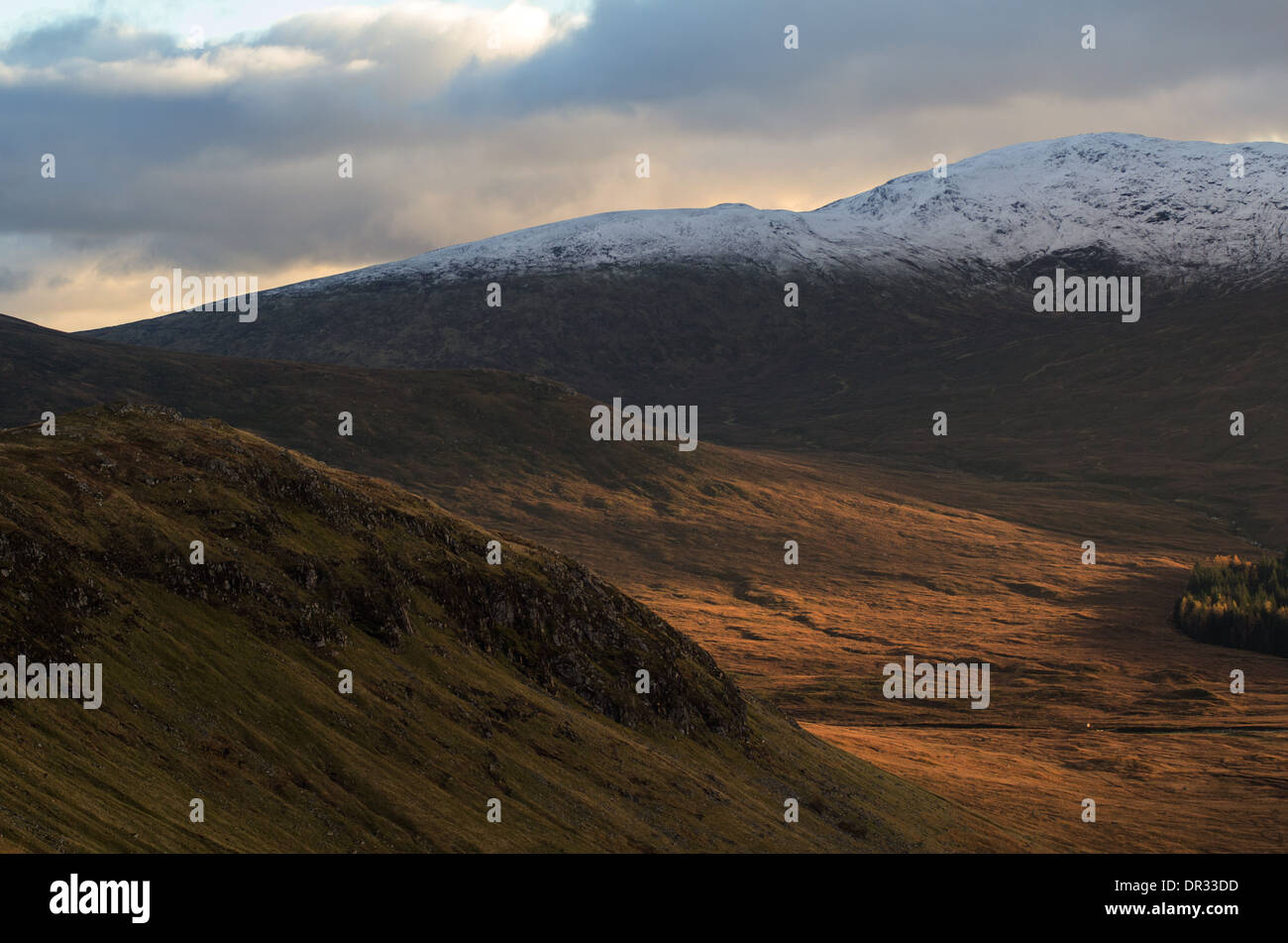 Loch Ossian est situé sur la Corrour Estate en Écosse et offre une panoplie de paysages. Banque D'Images