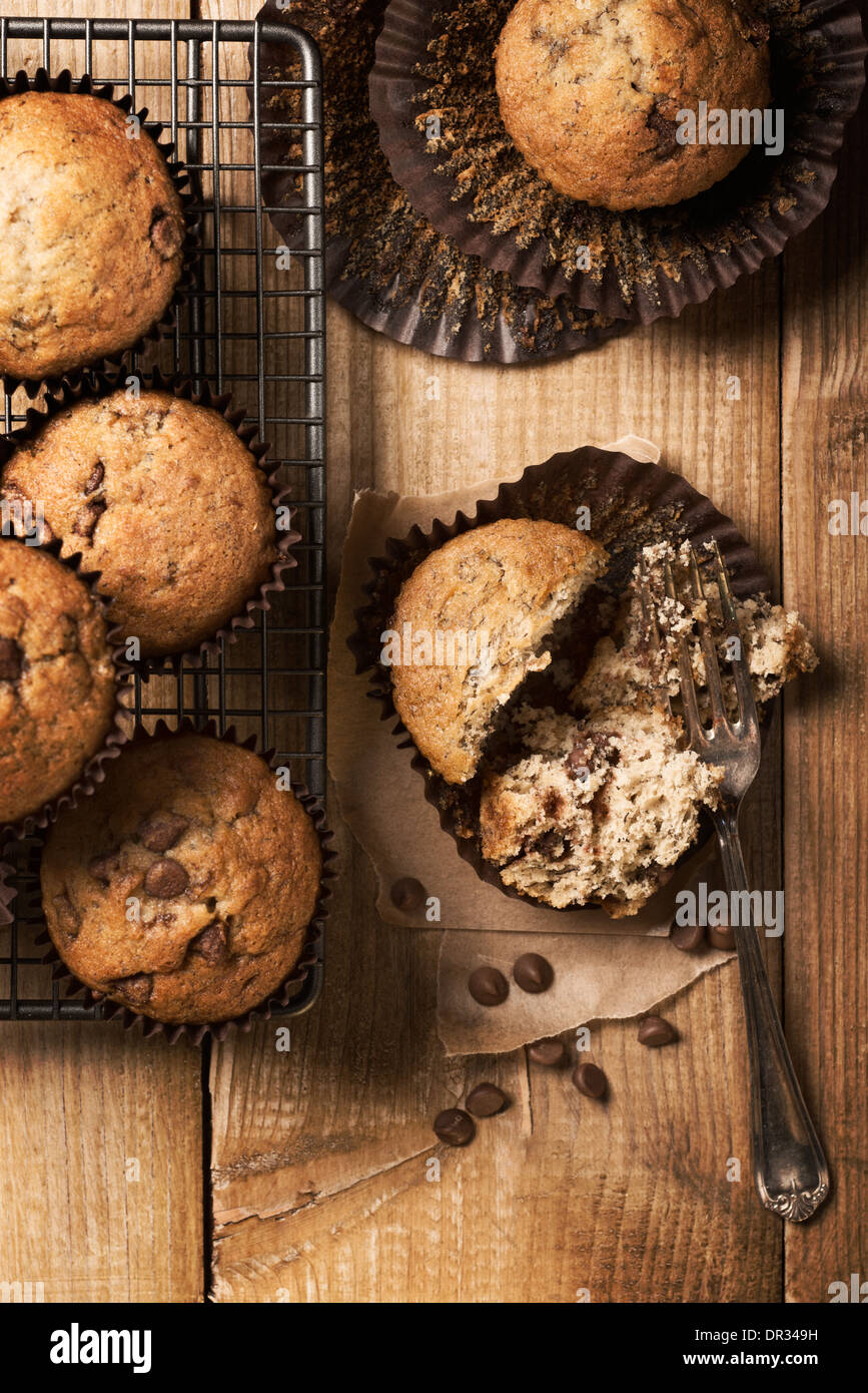 Muffins aux pépites de chocolat sur rack de cuisson Banque D'Images