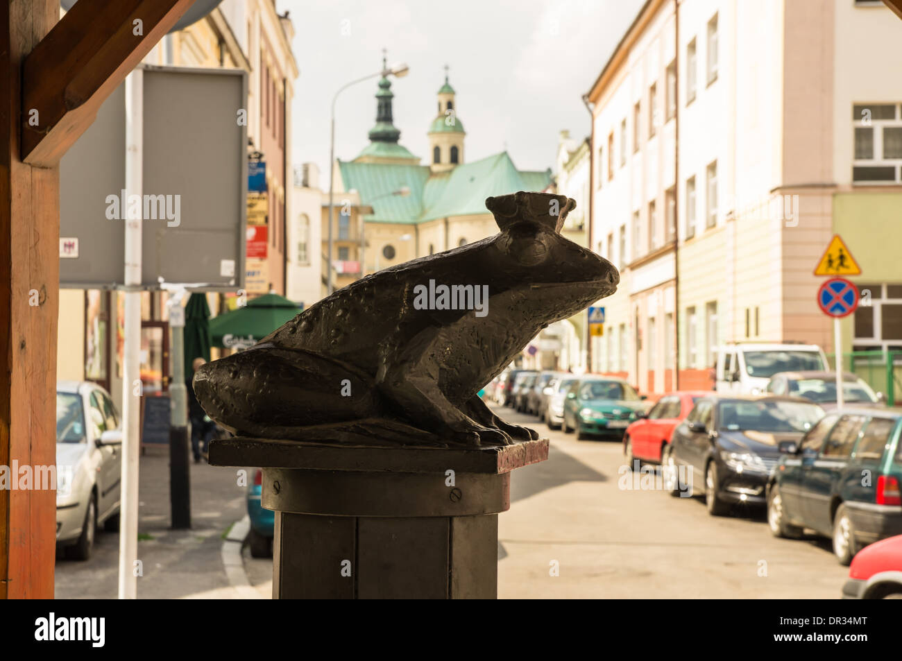 Grenouille avec une sculpture en bronze de la couronne, symbole de chance, Rzeszow, Pologne Banque D'Images