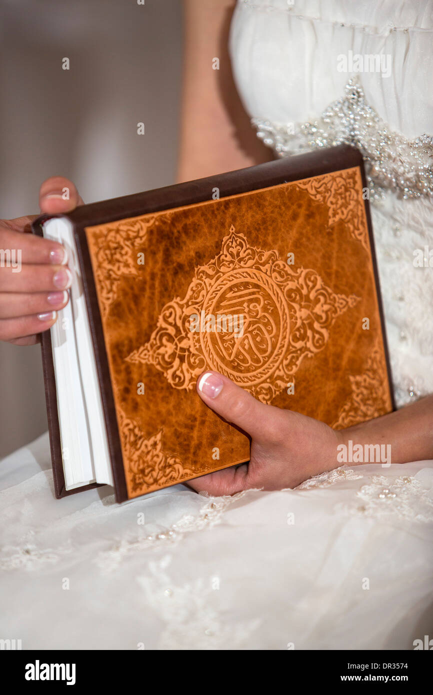 Une bride holding un exemplaire du Coran au cours d'une cérémonie de mariage iranien. Banque D'Images