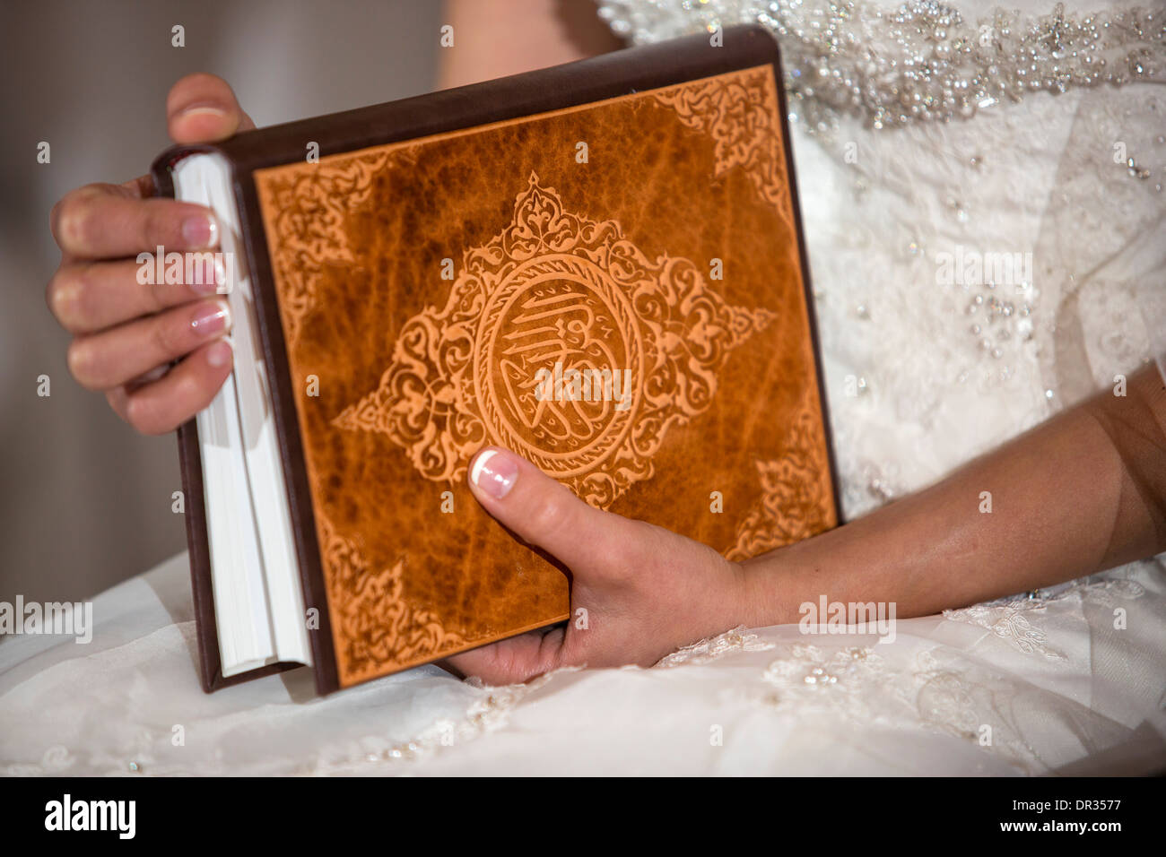 Une bride holding un exemplaire du Coran au cours d'une cérémonie de mariage iranien. Banque D'Images
