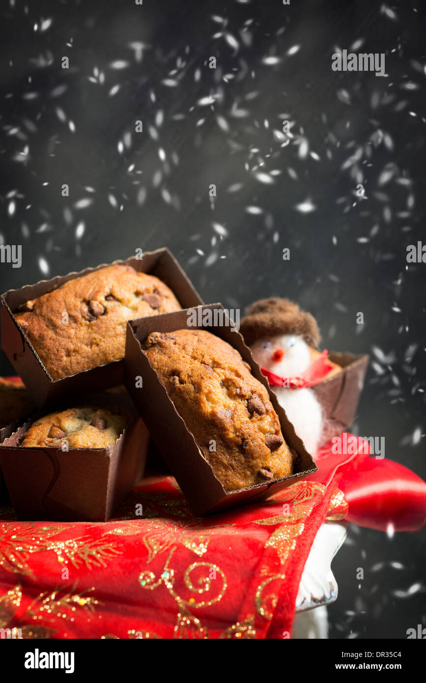 Et pépites de chocolat muffins aux bananes contre un arrière-plan d'hiver Banque D'Images