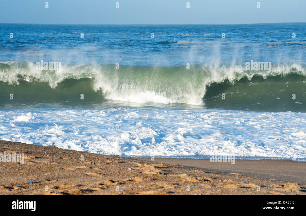 Ocean Atlantique Belles Vagues Sur Une Journee Ensoleillee Photo Stock Alamy