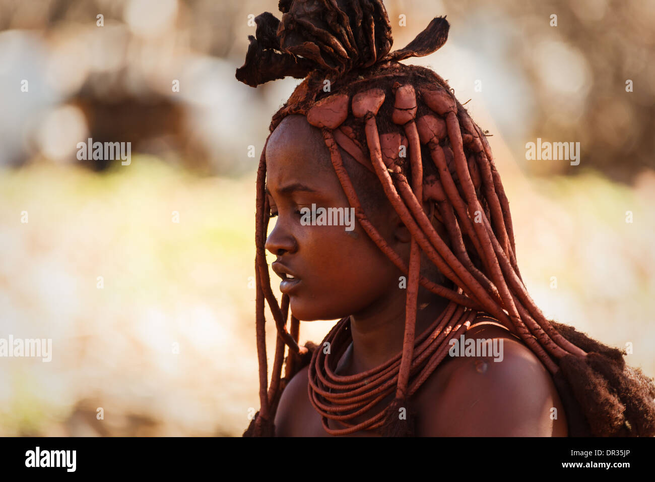Profil de Himba woman posing for portrait avec des bijoux traditionnels dans le Damaraland Namibie sur l'Afrique Banque D'Images