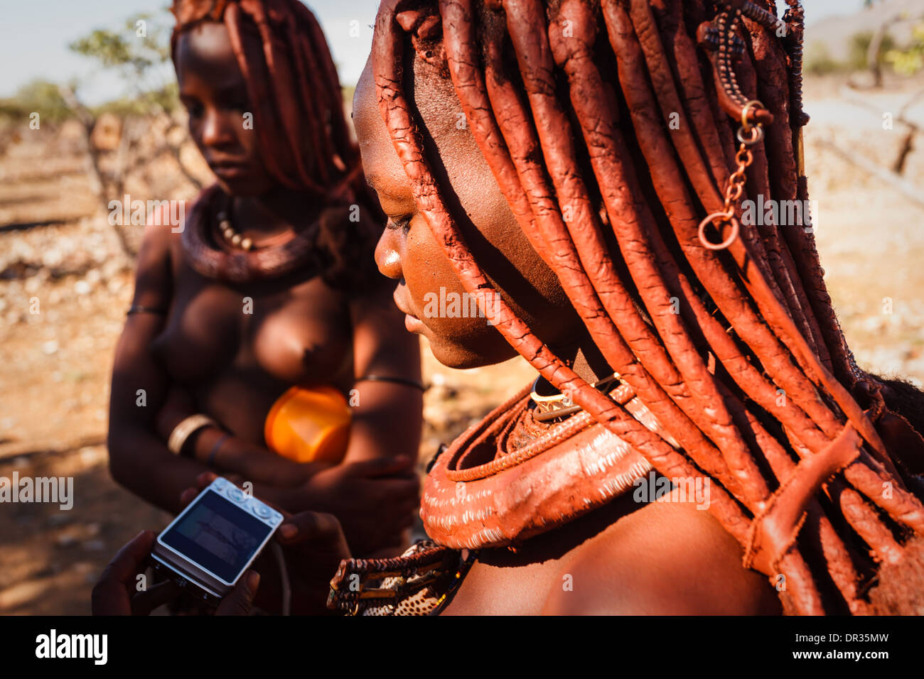 Portrait de femme Himba regarder une photo sur un appareil photo numérique Banque D'Images