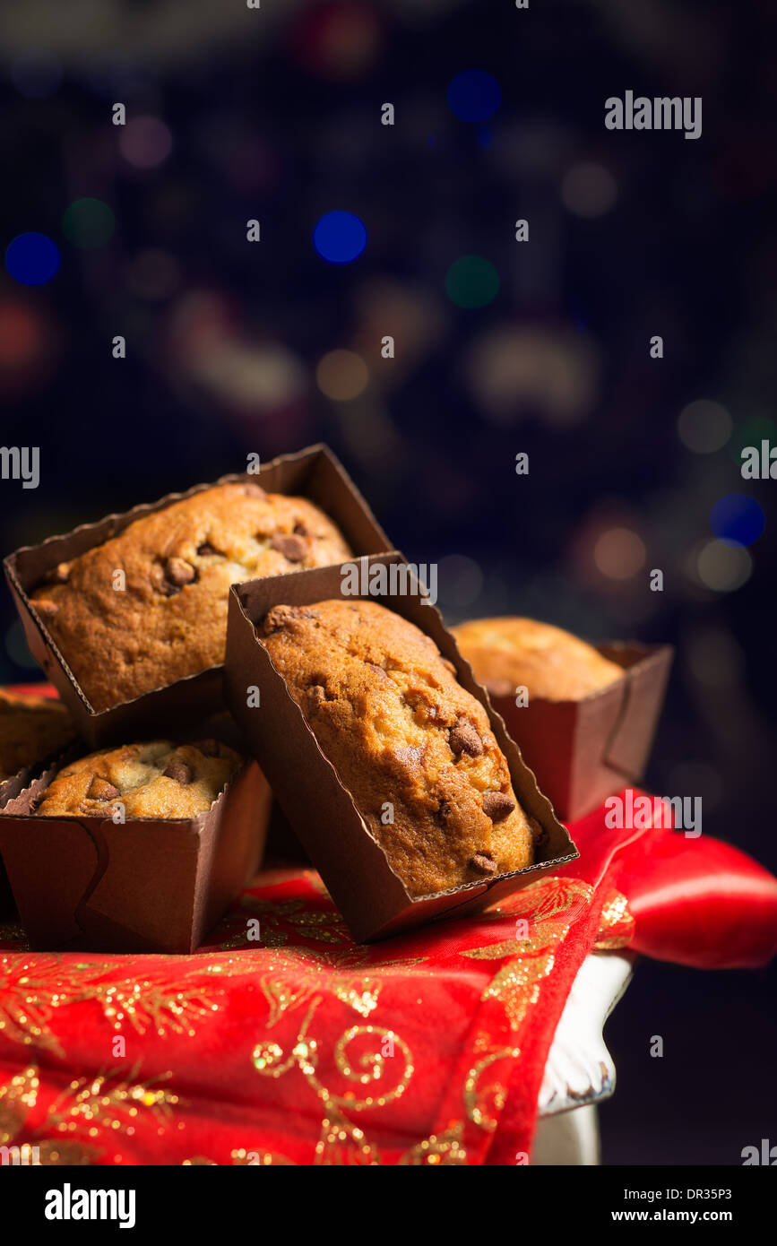 Muffins aux pépites de chocolat et de bananes en face de l'arbre de Noël Banque D'Images