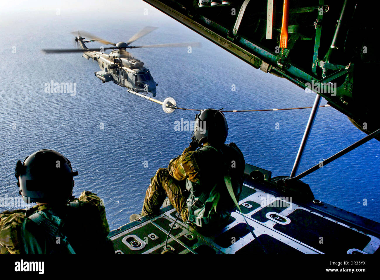 Les arrimeurs regarder comme une armée de l'air française Eurocopter aerial refueling pratiques Banque D'Images