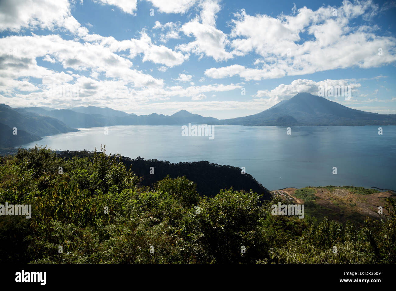 Vue sur le lac Atitlan et le volcan à Panajachel, Guatemala Banque D'Images