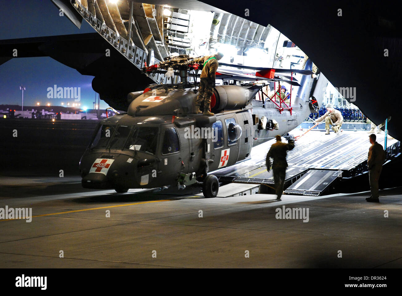 HH-60M de l'hélicoptère d'évacuation médicale déchargé d'un C-17, en Afghanistan. Banque D'Images