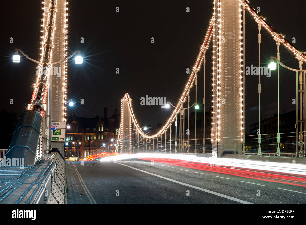 Chelsea Bridge, à l'ouest de Londres, un trafic routier pont enjambant la Tamise, de nuit, illuminé Banque D'Images