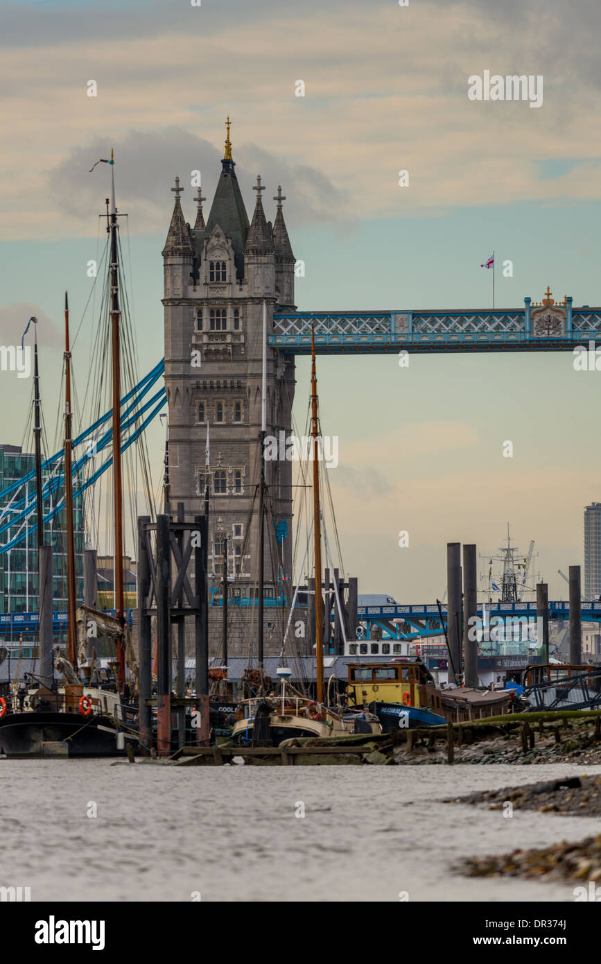 Bateaux amarrés dans Wapping en face de London's landmark Tower Bridge Banque D'Images