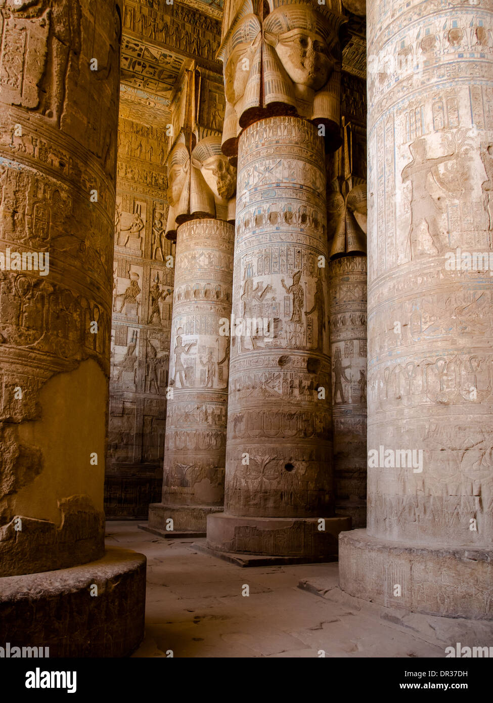 La salle hypostyle du temple de Dendérah, dédié à la déesse Hathor, dans Qena, Egypte Banque D'Images