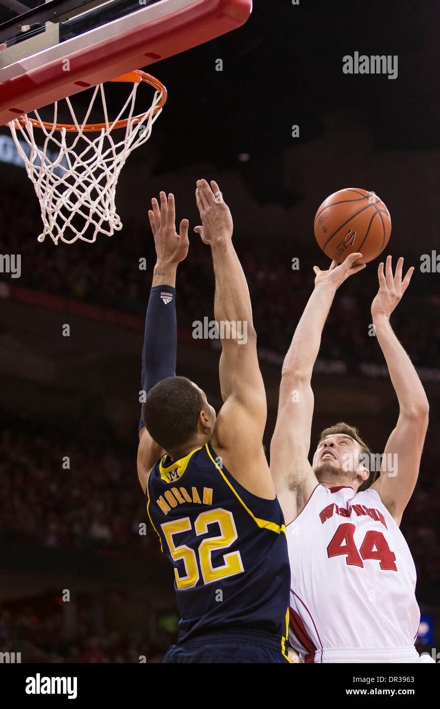 Madison, Wisconsin, USA. 18 janvier, 2014. 18 janvier 2014 : Wisconsin Badgers avant Frank Kaminsky # 44 col. de Michigan Wolverines en avant Jordan Morgan # 52 au cours de la jeu de basket-ball de NCAA entre le Michigan Le carcajou et le Wisconsin Badgers au Kohl Center à Madison, WI. Les Wolverines défait les blaireaux 77-70. John Fisher/CSM/Alamy Live News Banque D'Images