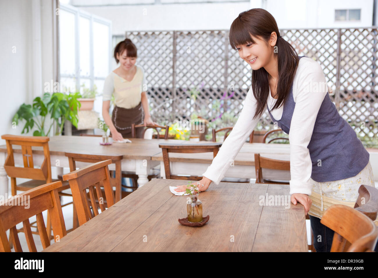 Deux jeunes femmes travaillant au café Banque D'Images