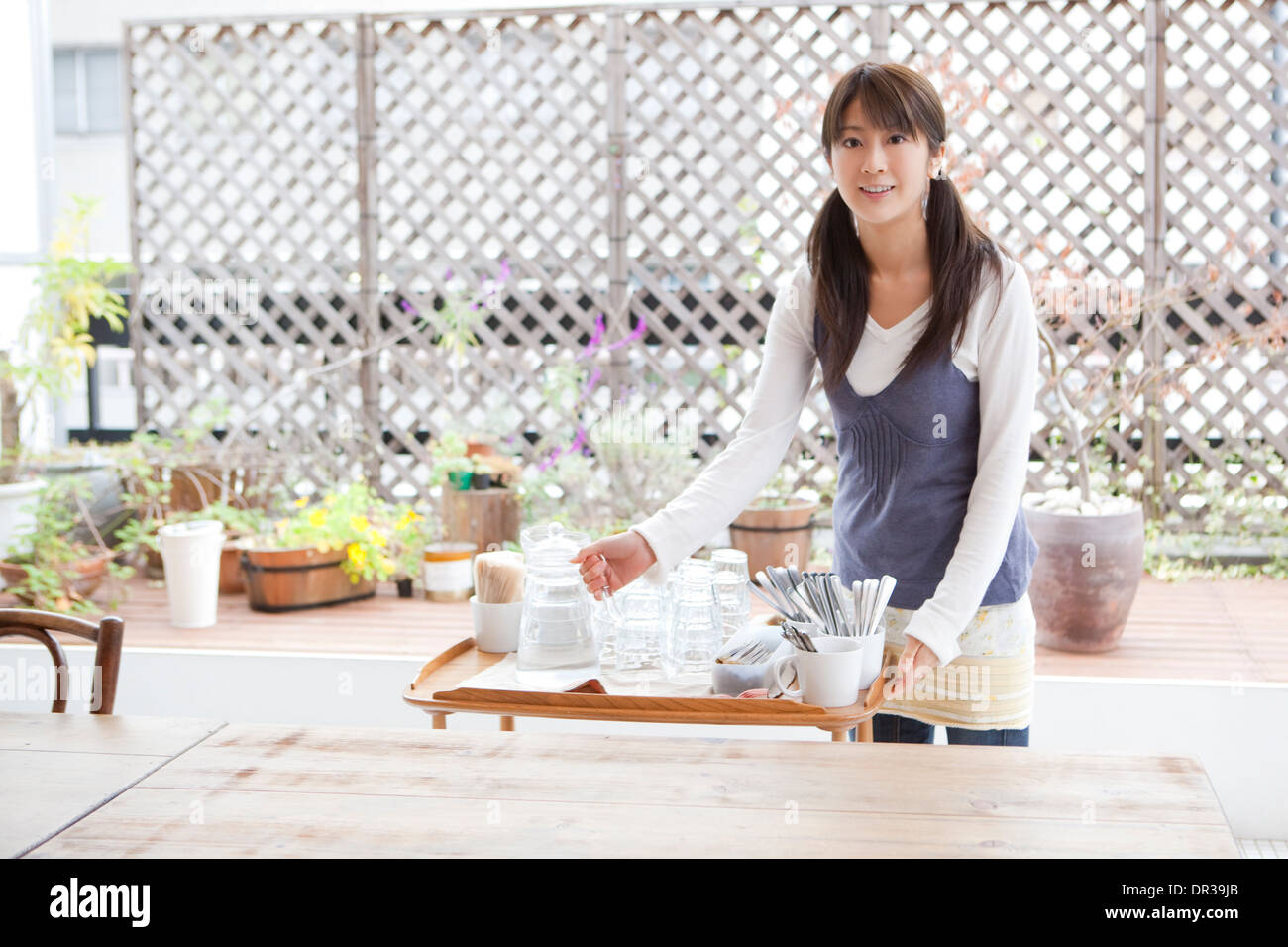 Jeune femme travaillant au café Banque D'Images