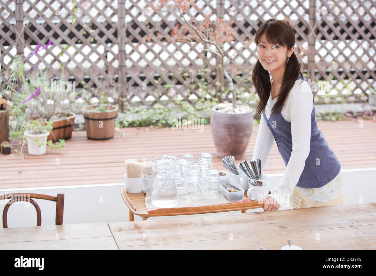 Jeune femme travaillant au café Banque D'Images