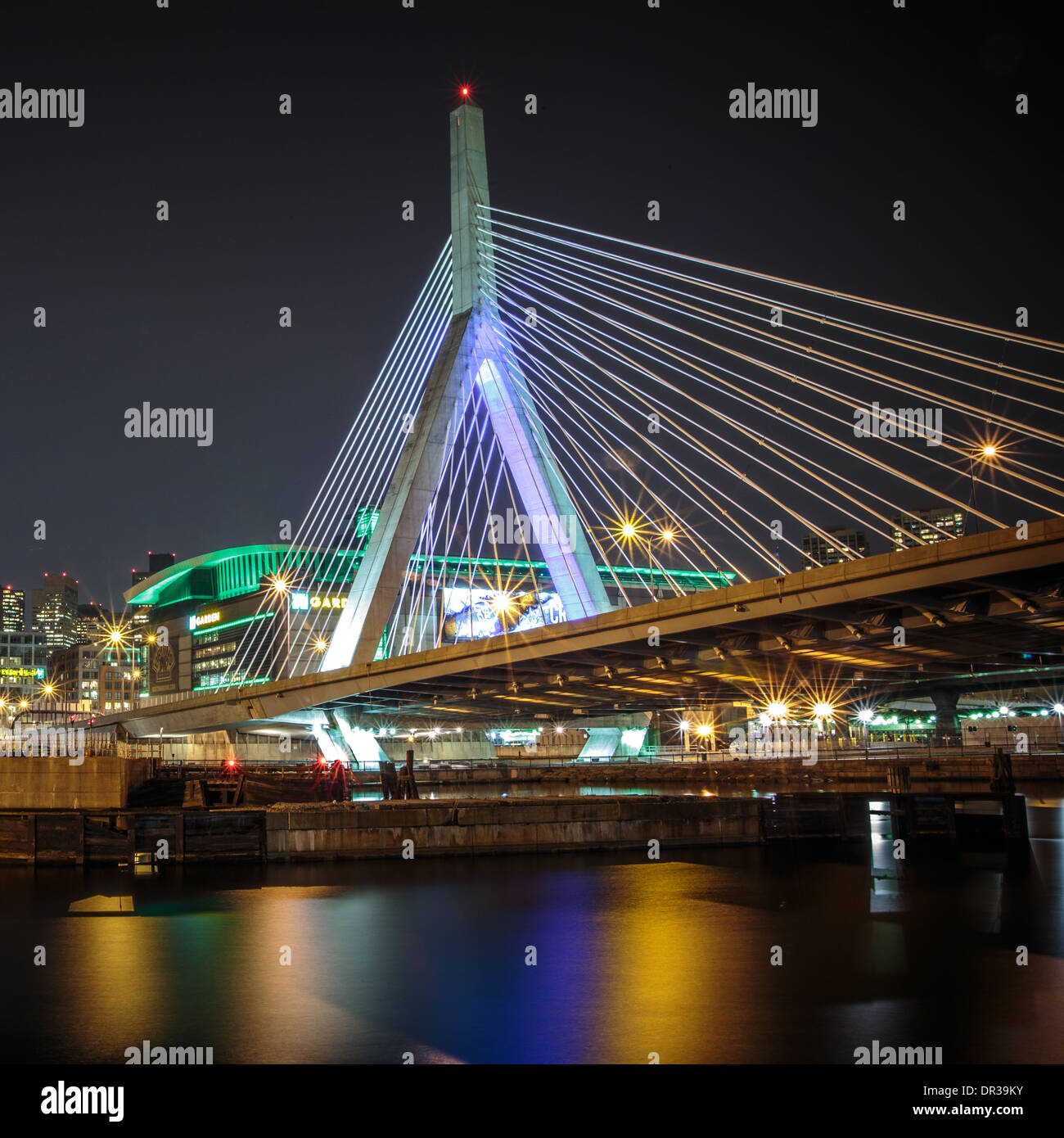 La Leonard P. Zakim Bunker Hill Bridge et le TD Garden Center à Boston, Massachusetts, United States Banque D'Images