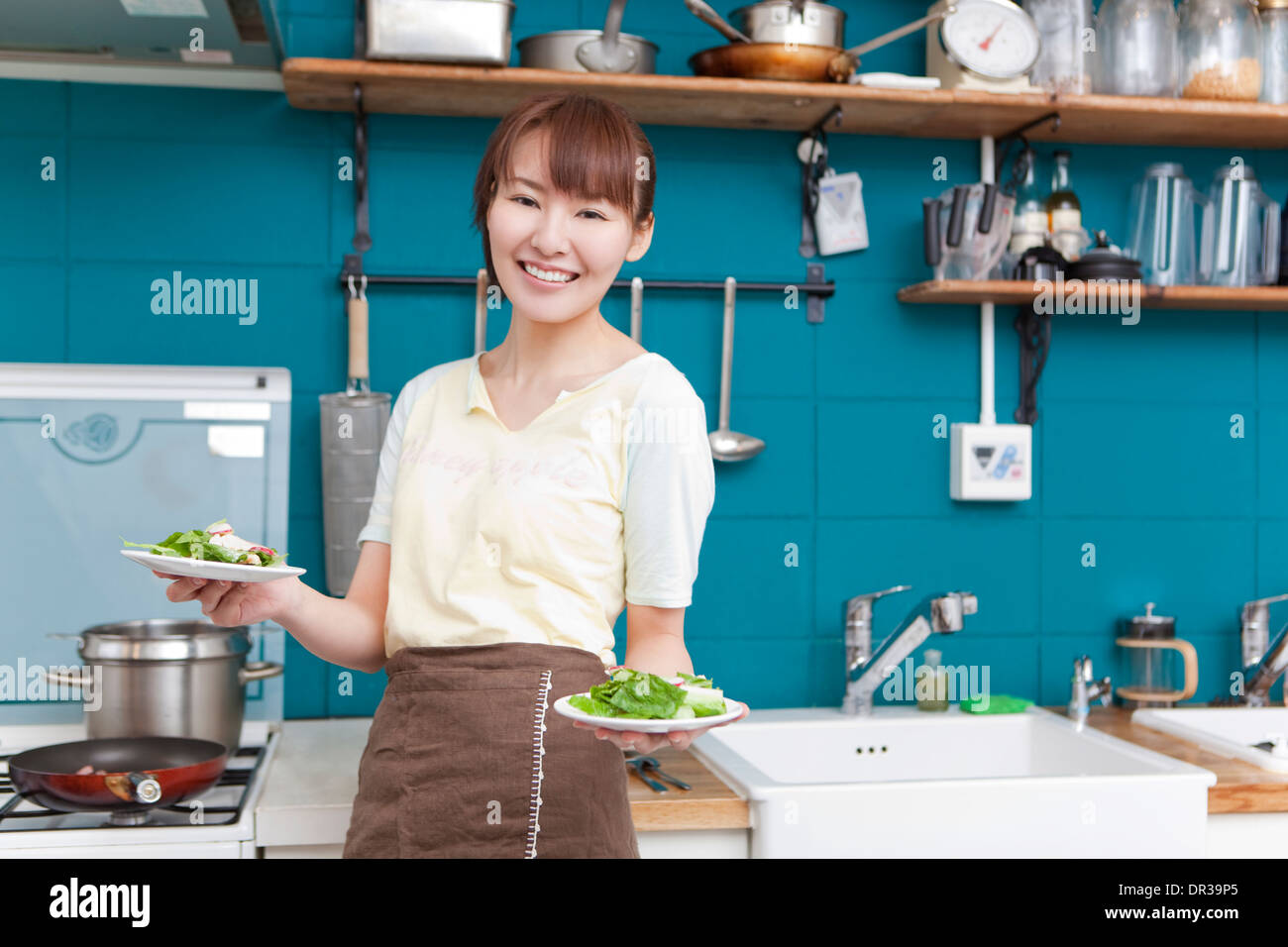 Young woman holding salade Assiettes Banque D'Images