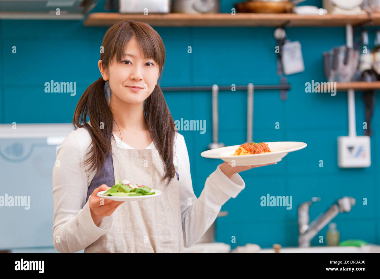 Jeune femme travaillant au café Banque D'Images