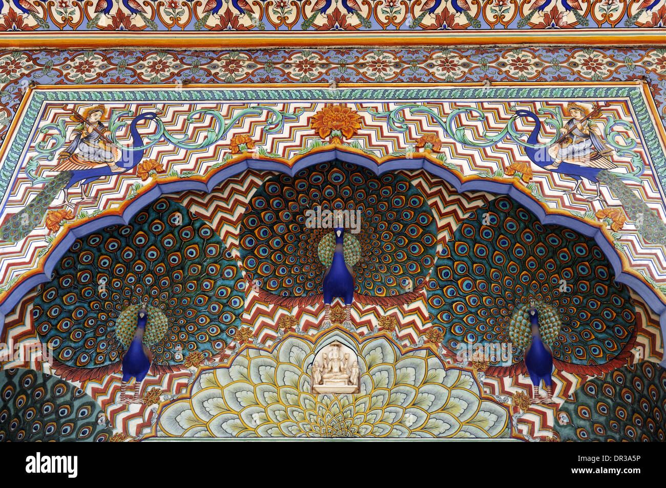 Peintures exquises et la sculpture dans les portes des palais de la ville de Jaipur, Rajasthan, Inde Banque D'Images