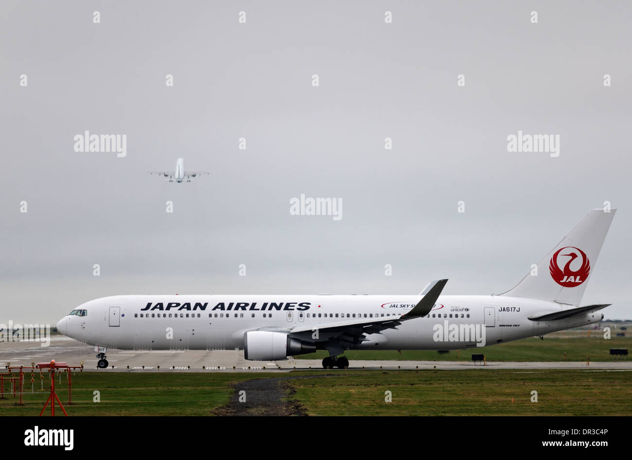 Un Japon Airlines Boeing 767-300ER (767) jetliner se déplace sur la piste de décollage de l'Aéroport International de Vancouver Banque D'Images