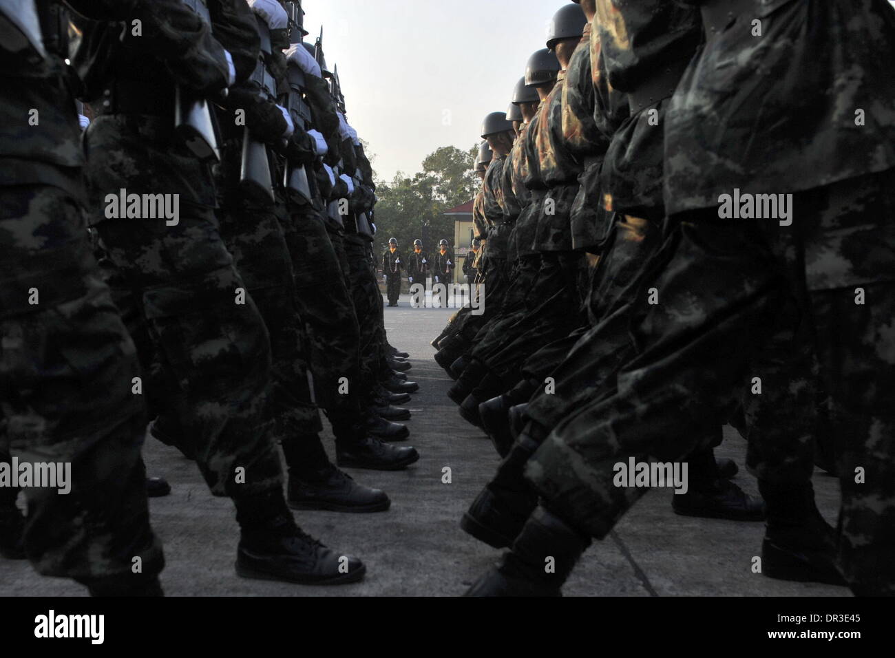 Bangkok, Thaïlande. 19 Jan, 2014. Défilé des soldats thaïlandais lors de célébrations de la Journée des Forces armées Royale Thaïlandaise dans une base militaire à Bangkok, Thaïlande, 19 janvier 2014. Le commandant suprême de l'Armée Le Général Thanasak Patimapakorn a demandé samedi que toutes les parties devraient se réunir et discuter pour trouver une solution. Il a également dit qu'il n'avait aucun intérêt à devenir premier ministre lui-même et d'agir comme médiateur dans le dernier épisode. Credit : Gao Jianjun/Xinhua/Alamy Live News Banque D'Images