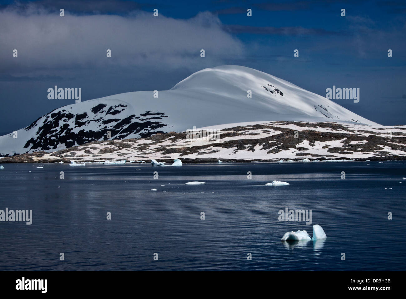 Les icebergs et les îles au large de la péninsule Antarctique Banque D'Images