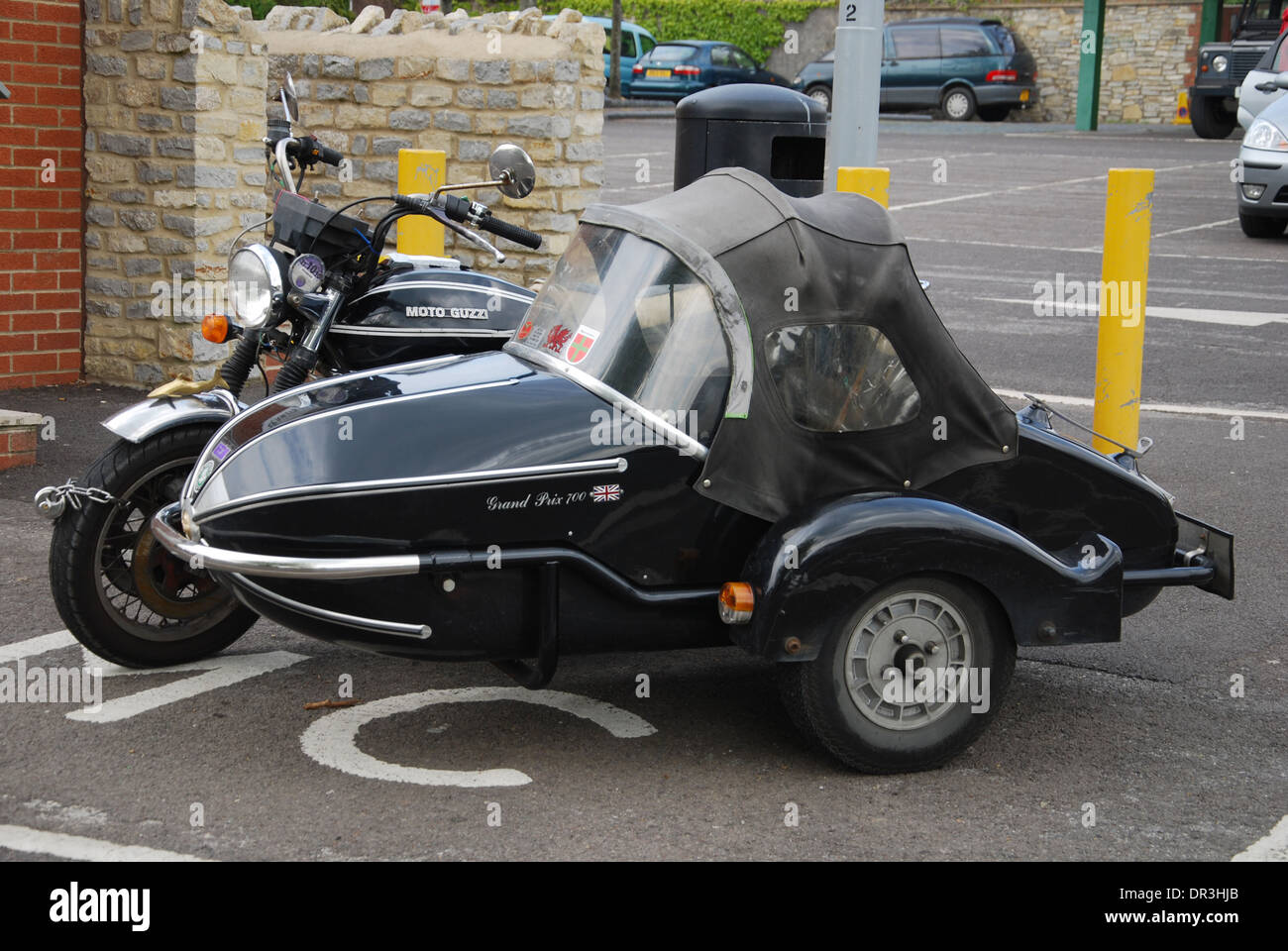 Moto Guzzi 700 Grand Prix avec side-car, stationné à Glastonbury UK Banque D'Images