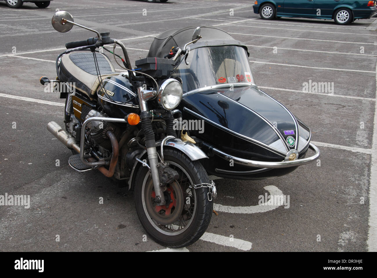 Moto Guzzi 700 Grand Prix avec side-car, stationné à Glastonbury UK Banque D'Images