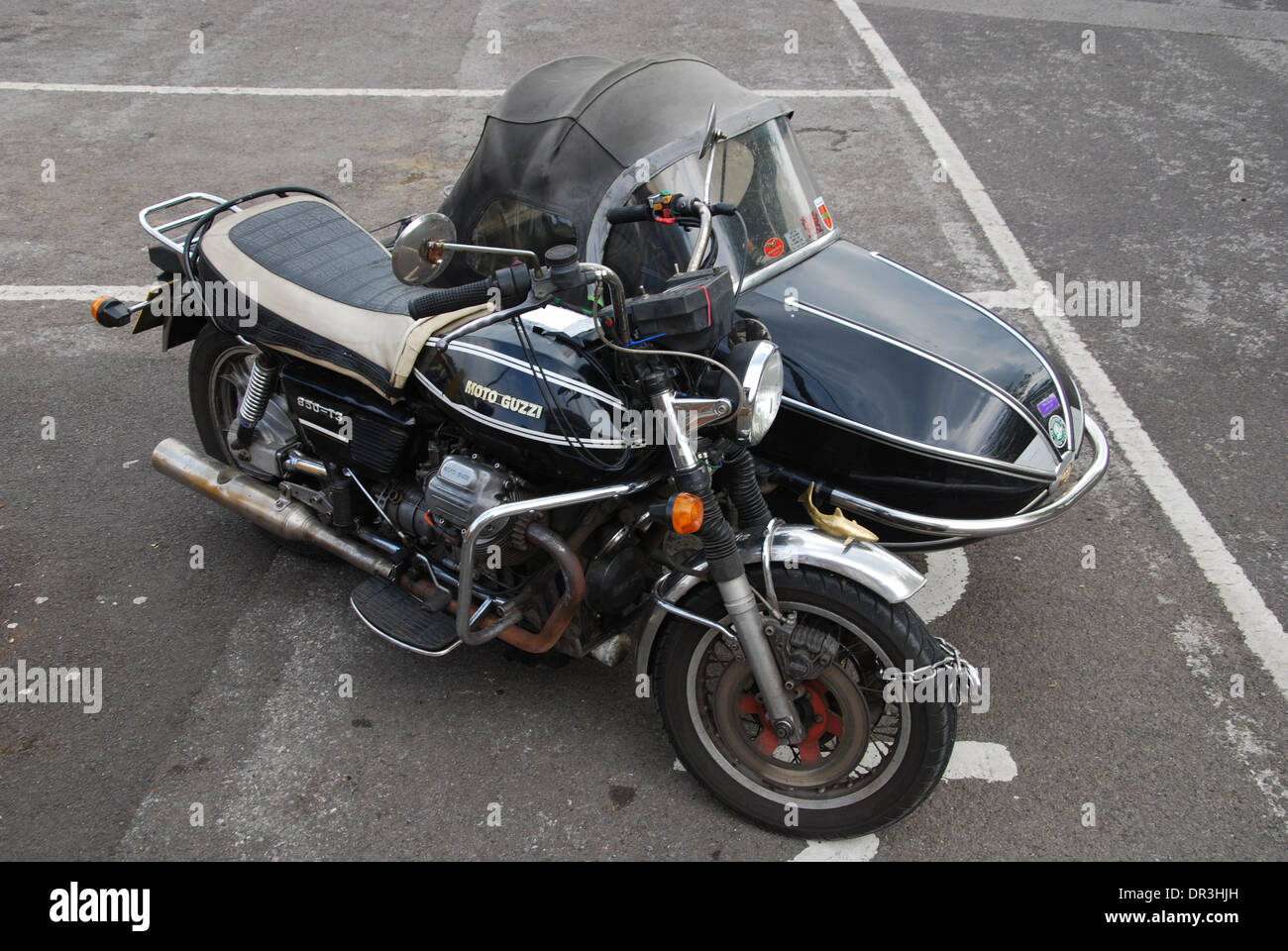 Moto Guzzi 700 Grand Prix avec side-car, stationné à Glastonbury UK Banque D'Images