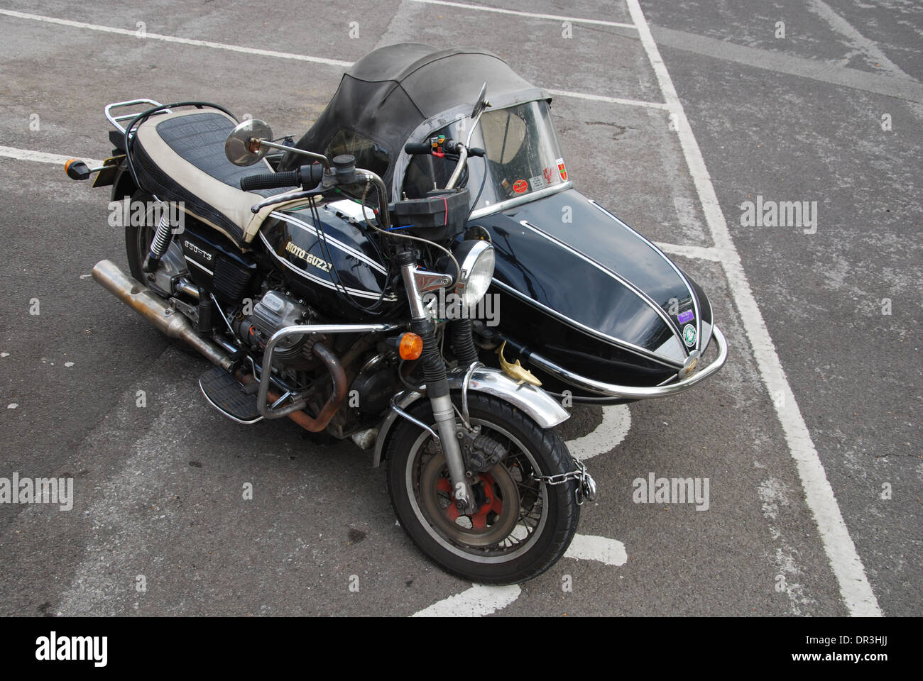 Moto Guzzi 700 Grand Prix avec side-car, stationné à Glastonbury UK Banque D'Images
