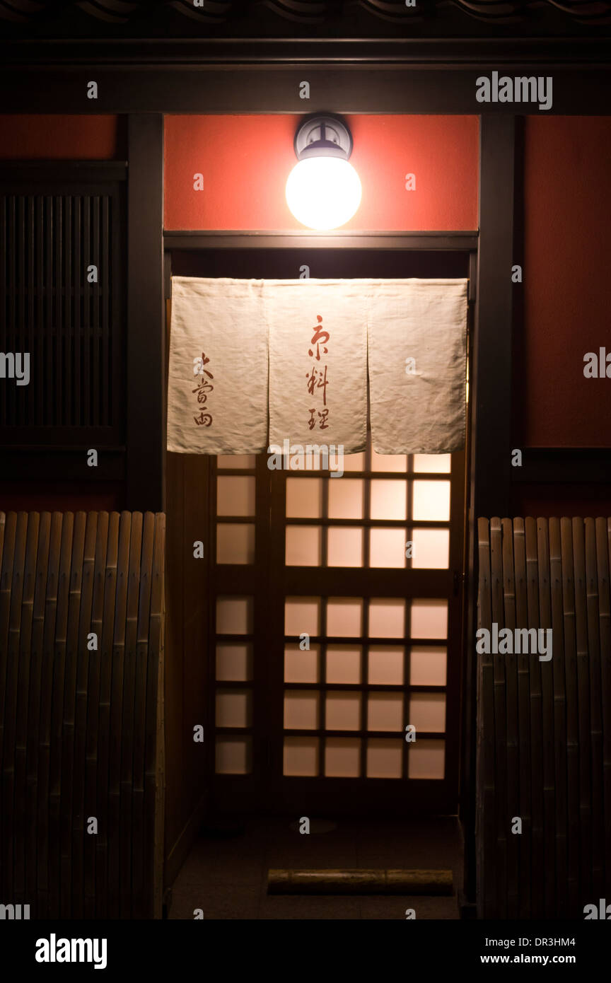 Restaurant porte, Rue Pontocho, Kyoto, Japon Banque D'Images